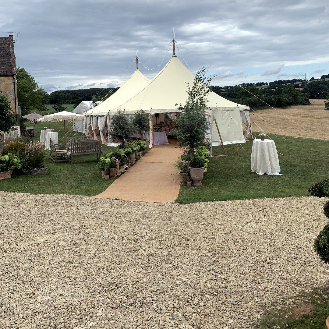 Elegant floral design in a natural, characterful style